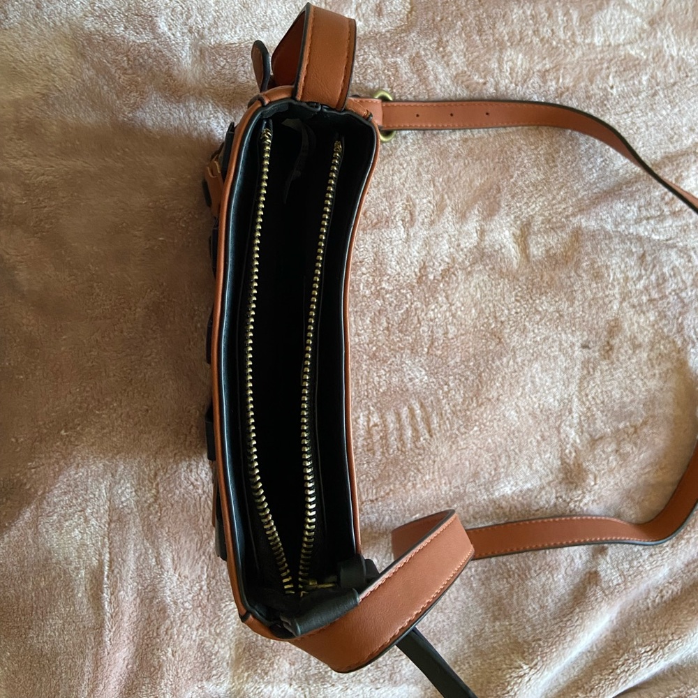Crossover Handbag - Picture 3 of 3